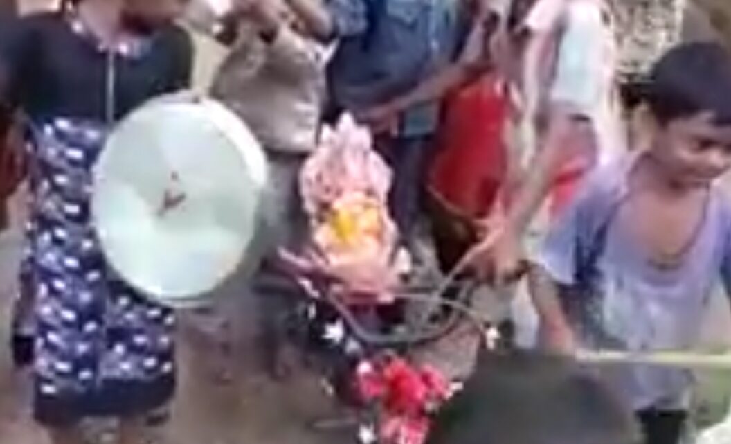 सोशल मीडिया में बच्चों का गणपति विसर्जन का विडियो वायरल…. डिब्बे को बनाया बाजा, सायकल में गणपति को बैठाया… देखें विडियो…