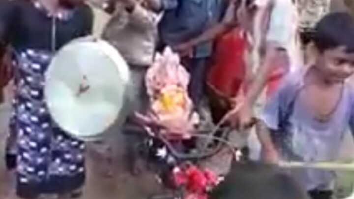 सोशल मीडिया में बच्चों का गणपति विसर्जन का विडियो वायरल…. डिब्बे को बनाया बाजा, सायकल में गणपति को बैठाया… देखें विडियो…