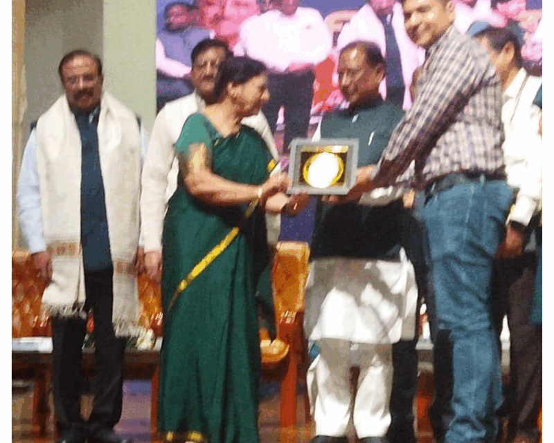 विश्व मानक दिवस पर कैट के महिला प्रदेश अध्यक्ष एवं मधु अरोऱा एवं अनुज अरोऱा को सीएम विष्णुदेव साय ने सम्मानित किया