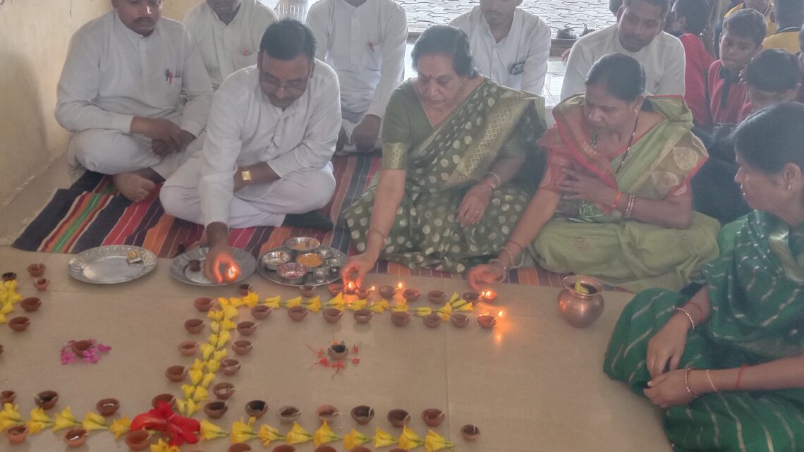 सरस्वती शिशु मंदिर उच्चतर माध्यमिक विद्यालय में सुआ नृत्य एवं दीपदान कार्यक्रम का आयोजन..