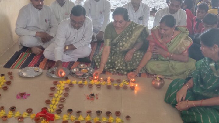 सरस्वती शिशु मंदिर उच्चतर माध्यमिक विद्यालय में सुआ नृत्य एवं दीपदान कार्यक्रम का आयोजन..