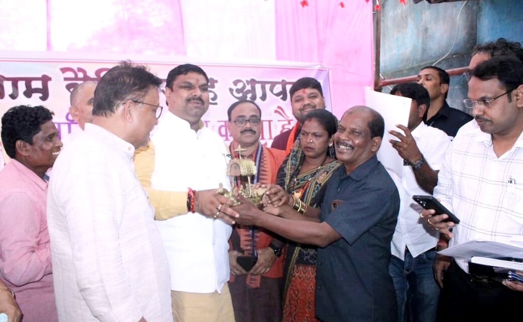 स्कूल शिक्षा और ग्रामोद्योग मंत्री ने बैंगीनडीह में शिल्पकला का अवलोकन किया,जिला शिल्प कार्यालय खोलने के दिए निर्देश