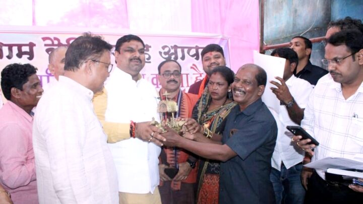 स्कूल शिक्षा और ग्रामोद्योग मंत्री ने बैंगीनडीह में शिल्पकला का अवलोकन किया,जिला शिल्प कार्यालय खोलने के दिए निर्देश