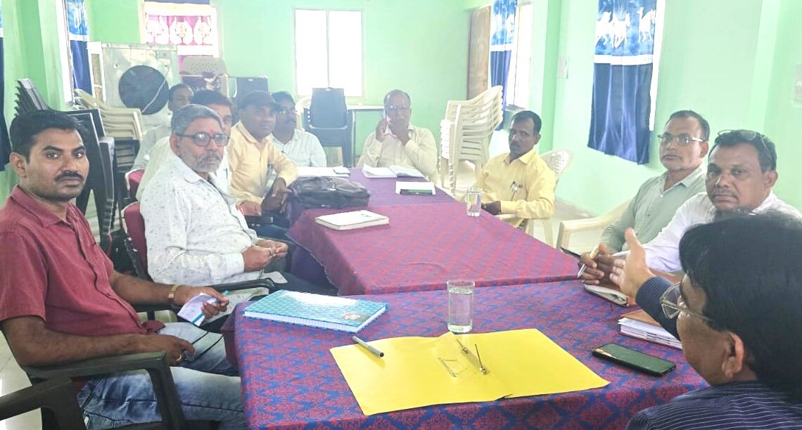 बागबाहरा शिक्षा अधिकारी ने प्राचार्यो का समीक्षा बैठक लिया.. बोर्ड परीक्षाओं का परिणाम शत -प्रतिशत लाने पर जोर दिया…