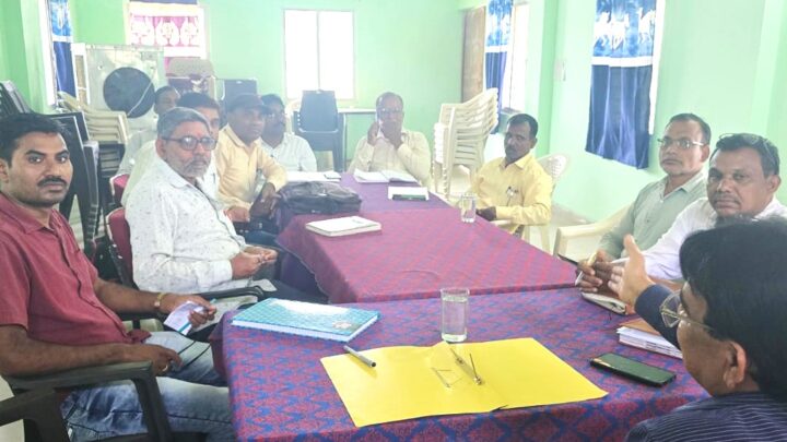 बागबाहरा शिक्षा अधिकारी ने प्राचार्यो का समीक्षा बैठक लिया.. बोर्ड परीक्षाओं का परिणाम शत -प्रतिशत लाने पर जोर दिया…