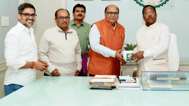 कृषि रामविचार नेताम द्वारा फल,फूल,सब्जी प्रदर्शनी व प्रतियोगिता का पोस्टर विमोचन