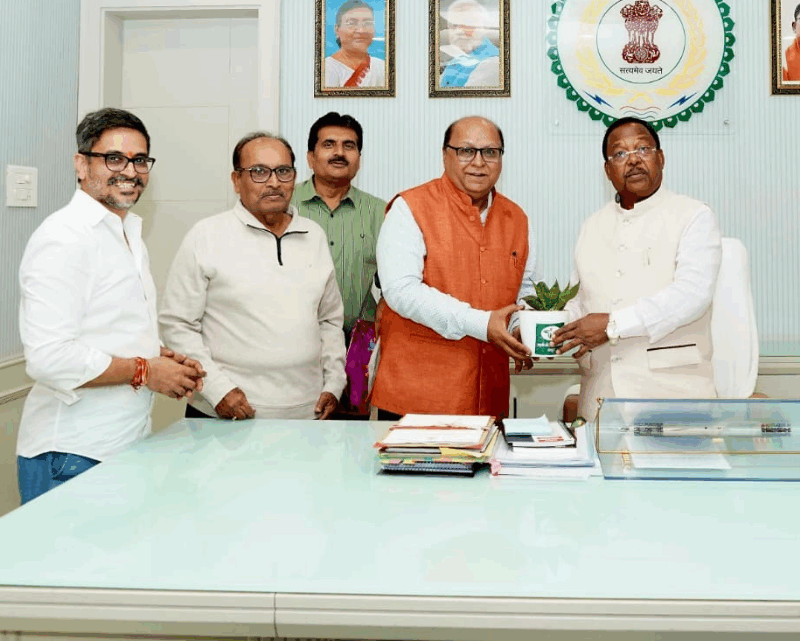 कृषि रामविचार नेताम द्वारा फल,फूल,सब्जी प्रदर्शनी व प्रतियोगिता का पोस्टर विमोचन