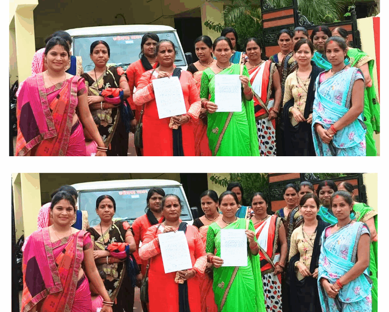 महिला स्व सहायता समूह के सदस्यों ने रोजगार उपलब्ध कराने मुख्यमंत्री को सौंपा ज्ञापन