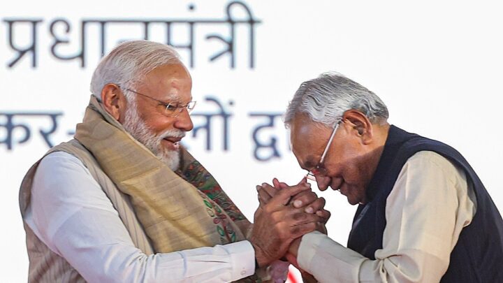 मोदी नीतिश कि जोड़ी देखने पहुंचे जन सैलाब…. आज ताजपोशी…भइया जी कहिन.. मोदी जी पहुंच गइन……