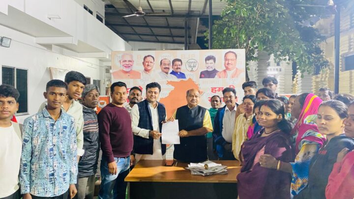 मंदिर ना हटाने को लेकर विधायक पुरंदर से मिले क्षेत्रवासी