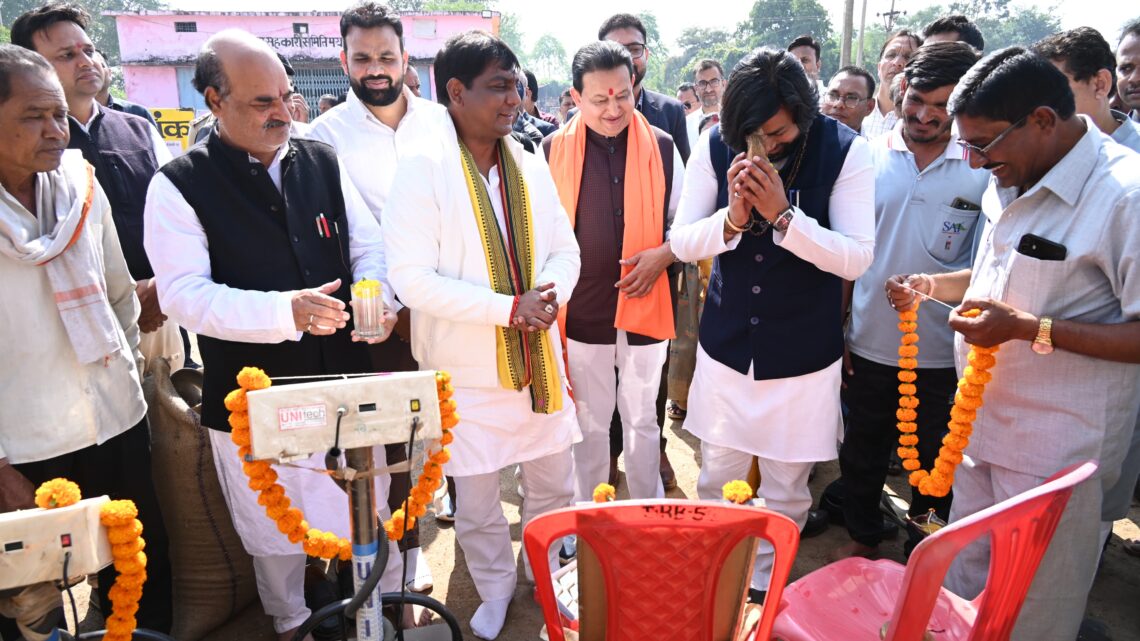 जिले मे आज से धान खरीदी शुरू, झालखम्हरिया केंद्र में कैबिनेट मंत्री  खुशवंत साहेब एवं विधायक द्वय योगेश्वर राजू सिन्हा, एवं संपत अग्रवाल की उपस्थिति में हुआ शुभारंभ