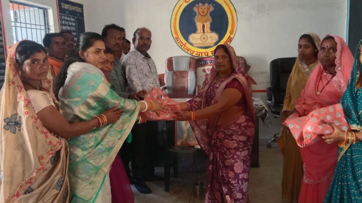 मितानिनों को श्रीफल देकर सम्मानित किया गया….. मितानिन गांव कि स्वास्थ्य सुरक्षा के लिए प्रोत्साहित कर कर्तव्य निभाते है – सरपंच धर्मेन्द्र साहू…