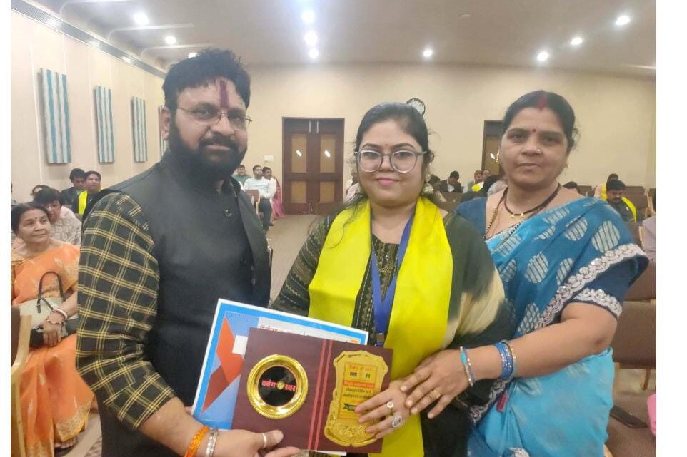 लेखिका शिखा गोस्वामी को विभूति अलंकरण अवॉर्ड से हुए सम्मानित…