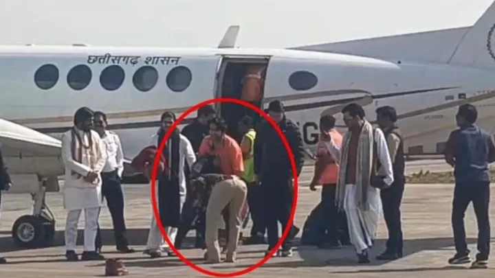 डुयुटी बड़ी या आस्था… बागेश्वर धाम पीठाधीश्वर धीरेन्द्र शास्त्री का जुता निकालकर चरण स्पर्श करने वाले टीआई लाइन अटैच…