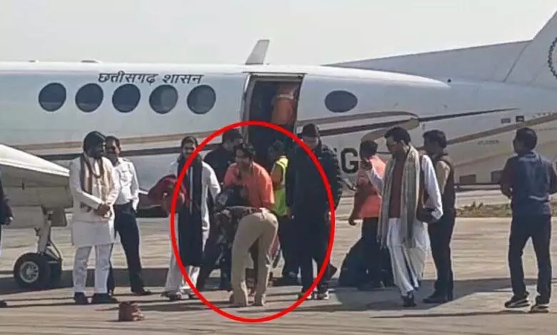 डुयुटी बड़ी या आस्था… बागेश्वर धाम पीठाधीश्वर धीरेन्द्र शास्त्री का जुता निकालकर चरण स्पर्श करने वाले टीआई लाइन अटैच…