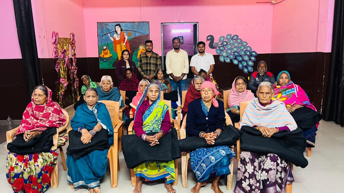 कड़ाके कि ठंड को देखते हुए प्रकृति समाज सेवी संस्था ने वृद्धाश्रम में कंबल वितरण कर आशिर्वाद लिए…