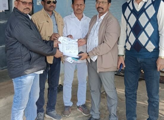 सरपंच धर्मेन्द्र साहू ने जिला पंचायत सदस्य नैन पटेल को सीसी रोड निर्माण एवं हाइमास्क लाइट कि सुविधा देने ज्ञापन सौंपा….