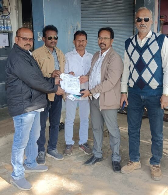 सरपंच धर्मेन्द्र साहू ने जिला पंचायत सदस्य नैन पटेल को सीसी रोड निर्माण एवं हाइमास्क लाइट कि सुविधा देने ज्ञापन सौंपा….