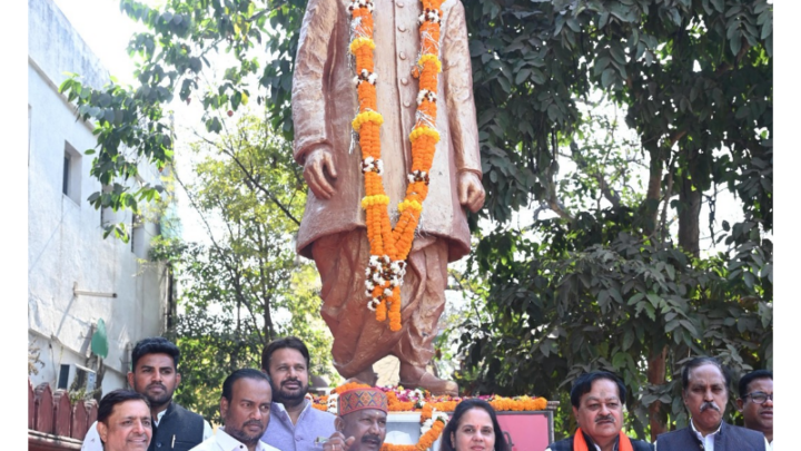 पूर्व प्रधानमंत्री भारत रत्न लालबहादुर शास्त्री का 60वीं पुण्यतिथि पर निगम संस्कृति विभाग ने पुष्पांजलि अर्पित किया.