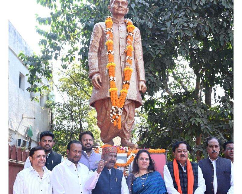 पूर्व प्रधानमंत्री भारत रत्न लालबहादुर शास्त्री का 60वीं पुण्यतिथि पर निगम संस्कृति विभाग ने पुष्पांजलि अर्पित किया.
