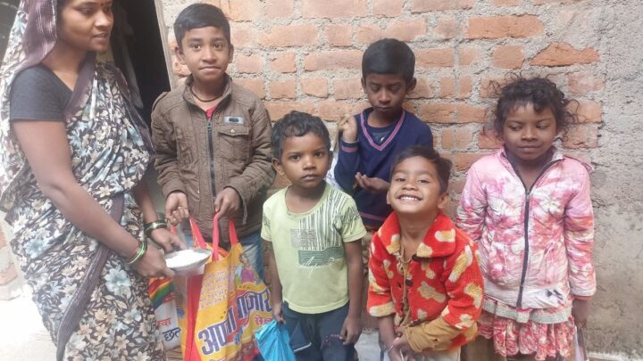 महासमुंद – खैरा में छेरछेरा पर्व की धूम, बच्चों और ग्रामीणों ने घर-घर जाकर मांगा दान