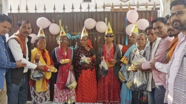 वृध्दा आश्रम में आशिर्वाद प्राप्त कर मनाया नया साल…केक काटकर बांटी खुशियां…