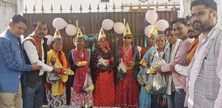वृध्दा आश्रम में आशिर्वाद प्राप्त कर मनाया नया साल…केक काटकर बांटी खुशियां…