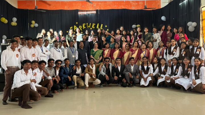 बारहवी के विद्यार्थियों को कार्यक्रम आयोजन कर दी गई विदाई… आचार्य एवं दीदीयों जी ने दी उज्जवल भविष्य कि शुभकामनाएं…