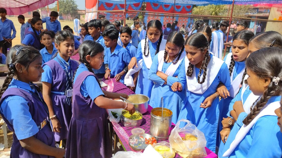 कमरौद स्कूल में रंगारंग कार्यक्रम के साथ मनाया आनंद मेला…पालक, शिक्षकों एवं बच्चों ने उठाया लुत्फ…