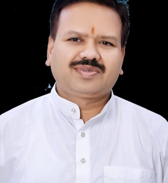 भाजपा राज में सांय-सांय बिजली कटाैती ने बढ़ाई किसानाें की परेशानी : विनोद चंद्राकर