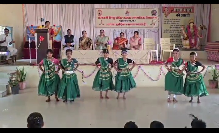 सरस्वती शिशु मंदिर में शिशु नगरी कार्यक्रम में होली गीतों पर हुई नृत्य की प्रस्तुति…..