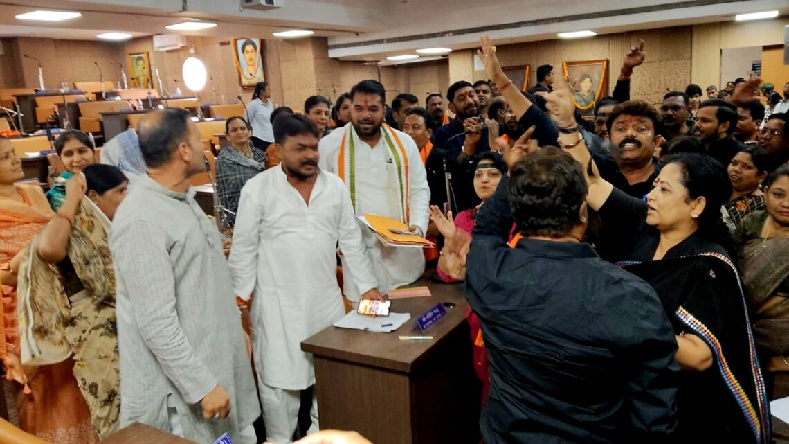 काले कपड़े मे पहुंची महापौर और उनकी परिषद समान्य सभा,महिला सशक्तिकरण बिल के पक्ष में या विरोध में – नेता प्रतिपक्ष आकाश