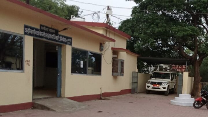 पिथौरा में स्टाम्प माफिया का खुला खेल! तय दर से ज्यादा वसूली, सवाल उठाने पर धमकी – महिला पत्रकार से अभद्रता, मानहानि कि दी धमकी, लोकतंत्र का चौथा स्तंभ खतरे में…