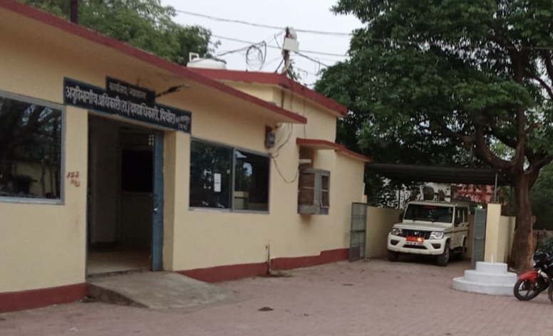 पिथौरा में स्टाम्प माफिया का खुला खेल! तय दर से ज्यादा वसूली, सवाल उठाने पर धमकी – महिला पत्रकार से अभद्रता, मानहानि कि दी धमकी, लोकतंत्र का चौथा स्तंभ खतरे में…