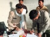 शराब में पानी मिलाते… प्लेसमेंट कर्मचारी रंगें हाथों पकड़ाए… आबकारी विभाग ने की कार्रवाई….