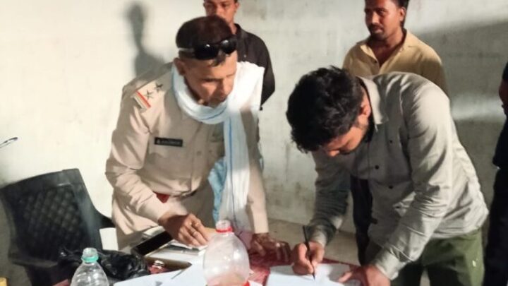 शराब में पानी मिलाते… प्लेसमेंट कर्मचारी रंगें हाथों पकड़ाए… आबकारी विभाग ने की कार्रवाई….