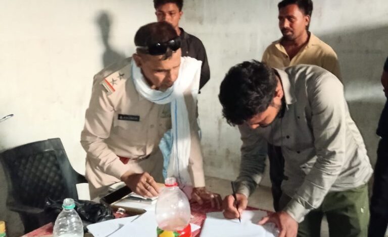 शराब में पानी मिलाते… प्लेसमेंट कर्मचारी रंगें हाथों पकड़ाए… आबकारी विभाग ने की कार्रवाई….