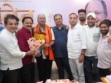बृजमोहन अग्रवाल के जन्मदिन पर पार्षद MIC सदस्य अमर गिदवानी जी एवं सुनील कुमार कुकरेजा भेट कर दिया बधाई