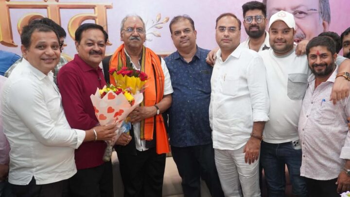 बृजमोहन अग्रवाल के जन्मदिन पर पार्षद MIC सदस्य अमर गिदवानी जी एवं सुनील कुमार कुकरेजा भेट कर दिया बधाई