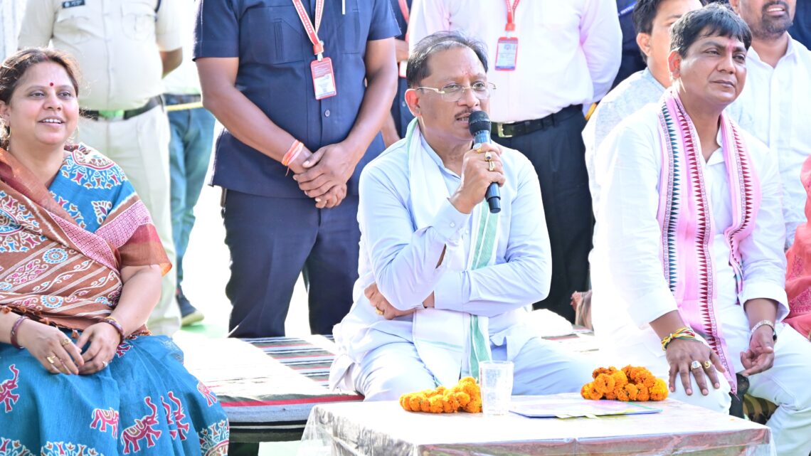 मुख्यमंत्री विष्णु देव साय ने ग्राम कमरौद में बरगद पेड़ के नीचे चौपाल लगाकर सुनी ग्रामीणों की समस्याएं..