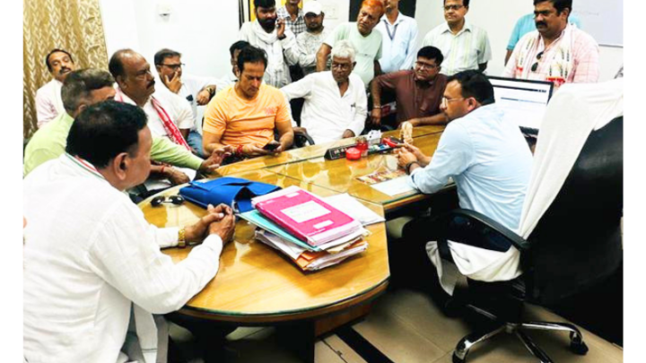 रायपुर में अघोषित बिजली कटौती पर वार्ड 40 के लोगों का प्रदर्शन,विकास उपाध्याय ने घेरा विद्युत विभाग