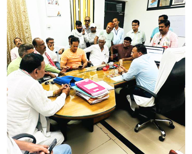 रायपुर में अघोषित बिजली कटौती पर वार्ड 40 के लोगों का प्रदर्शन,विकास उपाध्याय ने घेरा विद्युत विभाग