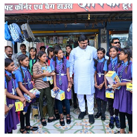 स्कूल शिक्षा मंत्री गजेन्द्र यादव ने हिर्री में बच्चों से किया आत्मीय संवाद, जूते-मोजे बांटकर बढ़ाया हौसला