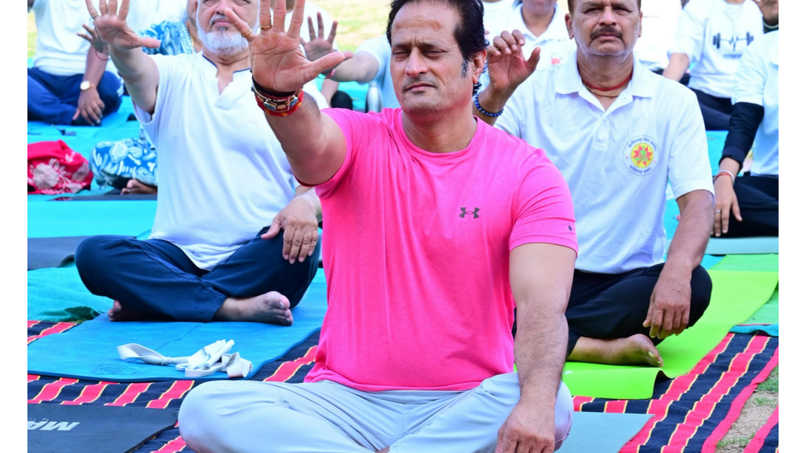 योग दिवस पर विकास उपाध्याय का संदेश: तनाव भरी दुनिया में योग है असली सुकून