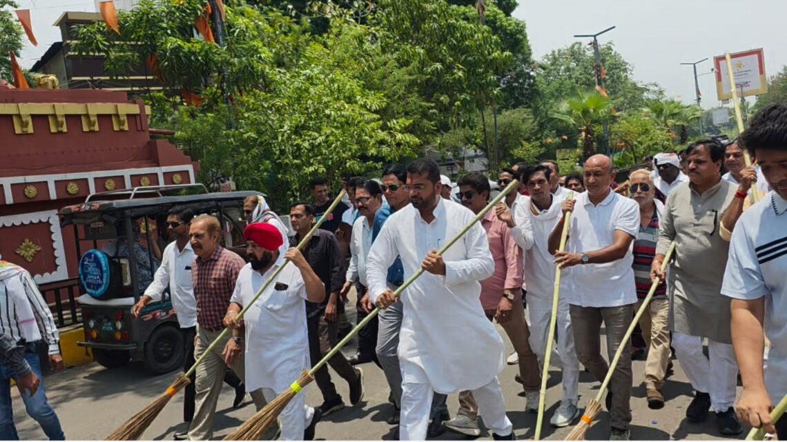रायपुर नगर निगम को राज्य सरकार से 149 करोड़ बकाया, सफाई व्यवस्था चरमराई : नेता प्रतिपक्ष आकाश तिवारी
