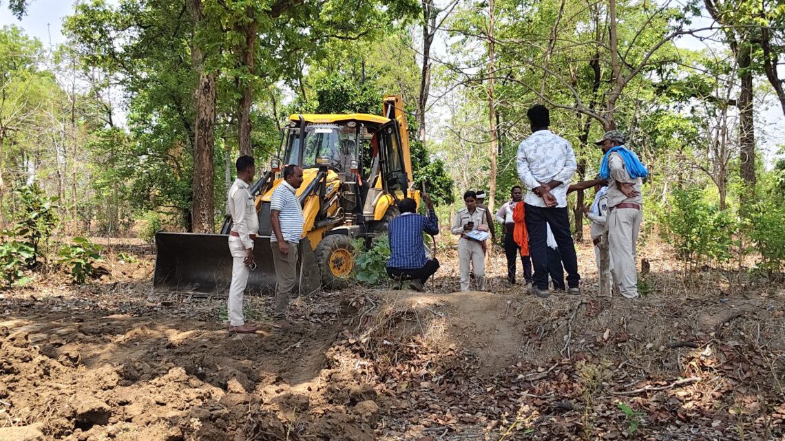 अतिक्रमणकारियों पर चला वन विभाग का बुलडोजर…. 12.268 हेक्टेयर जमीन को किया कब्जा मुक्त..