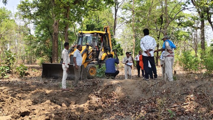 अतिक्रमणकारियों पर चला वन विभाग का बुलडोजर…. 12.268 हेक्टेयर जमीन को किया कब्जा मुक्त..