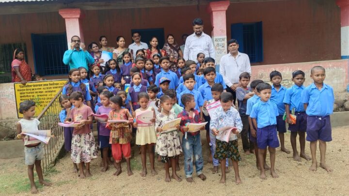 बच्चों को मिठाई खिलाकर मनाया शाला प्रवेशोत्सव … बच्चों को नियमित स्कूल भेजने के लिए प्रेरित करें – एसडीएम नमिता मारकोले
