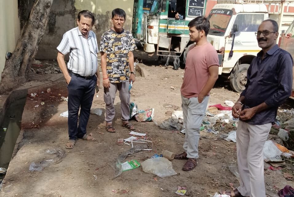महासमुन्द: फुटी पाइपलाइन व गंदगी से परेशान बस स्टैंड का नपा उपाध्यक्ष ने किया निरीक्षण …सीएमओ को  जानकारी देकर, शीघ्र मरम्मत व सफाई के दिए निर्देश..