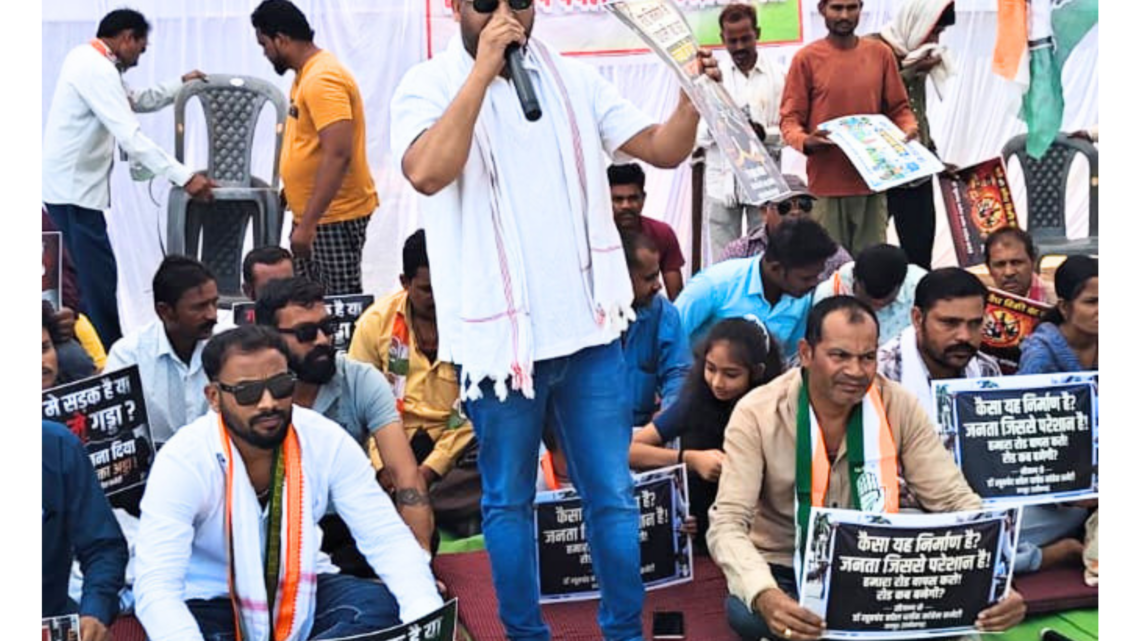 भाठागांव मेन रोड को लेकर कांग्रेस का धरना